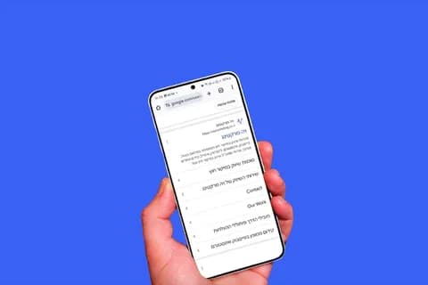 יד מחזיקה סמארטפון המציג תוצאות קמפיין ממומן בגוגל של Via Marketing.